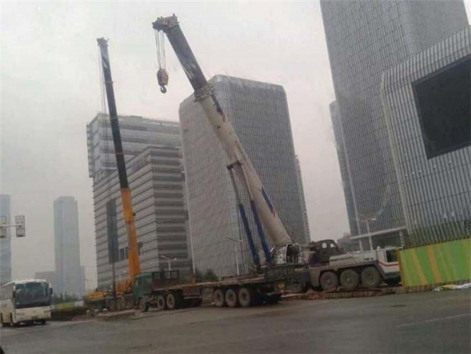 新乡县“自动找平”—— 吊车的 “平地神器” 技术